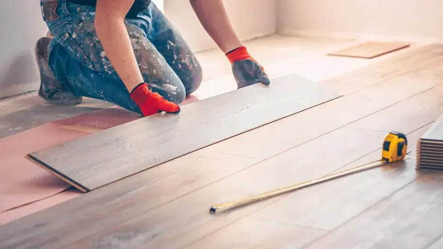 Image of a flooring specialist laying hardwood flooring 